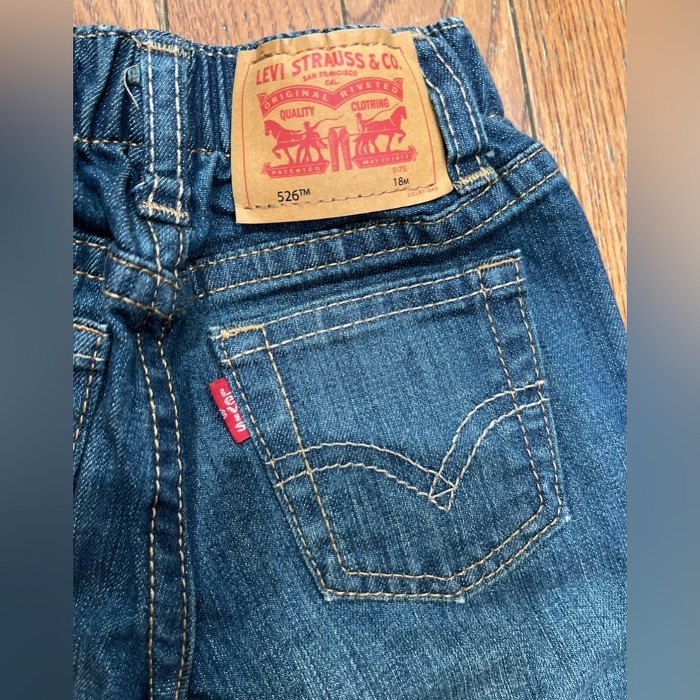 Levi's Classic Blue Denim Jeans - Picture 6 of 10